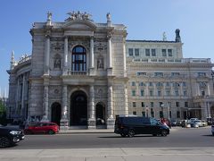 ●ブルク劇場＠ウィーン市庁舎界隈

で、そのブルグ劇場。
ヨーロッパの演劇界で、最高レベルの劇場のようです。1888年に完成。