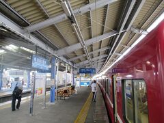 京急久里浜駅で７分も停車時間がありました。
速達を旨とする京急の快特では珍しい。
朝ダイヤからデータイムダイヤへの移行のはざまの時間帯なのでこんな時間調整があります。
ホームに出て写真を。