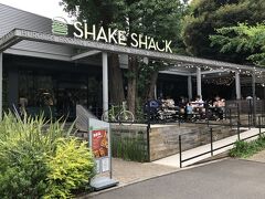 東京・青山【Shake Shack】

NY発のハンバーガーレストラン【シェイクシャック】外苑いちょう並木
の写真。

【うなぎ 大江戸】のうな重を作ってもらっている間、こちらで時間を
つぶしました（笑）

ニューヨークのマディソンスクエアパークにある1号店から
インスピレーションを受け、樹齢100年を越える美しい
外苑いちょう並木に日本1号店が誕生。
自然豊かな開放感あふれるテラス席で、大切な友人や家族と心地よい
時間をお楽しみください。

＜営業時間＞
11:00 - 22:30 (L.O. 22:00)

https://www.shakeshack.jp/location/gaien