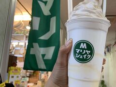 12：00

あっという間の弾丸竹富島。
帰りにお昼ご飯がわりに七人本舗でマリヤシェイク。

ミルクシェイクにミルクソフトON。

ソフトクリームがおいしすぎて、シェイクいらないからソフト2つ買えばよかった…と後悔するほど。
また来たら他のフレーバーも試してみたいな。

もちろんこれだけでは足りないので売店でスパム玉子おにぎりも買いました。