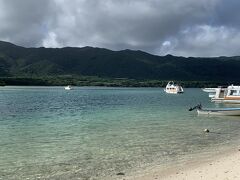 まずは川平湾。

どうやら石垣島観光ではここがマストらしい。
という情報のもと来てみました。
海が綺麗～。
泳げないけど、グラスボートで水中みたりするツアーたくさんやってました。