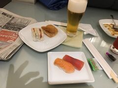ラウンジ内にあるカウンターバーで握り寿司のサービスがありました。美味しかったです。