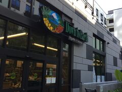 次はカカアコのDown to Earthへ。