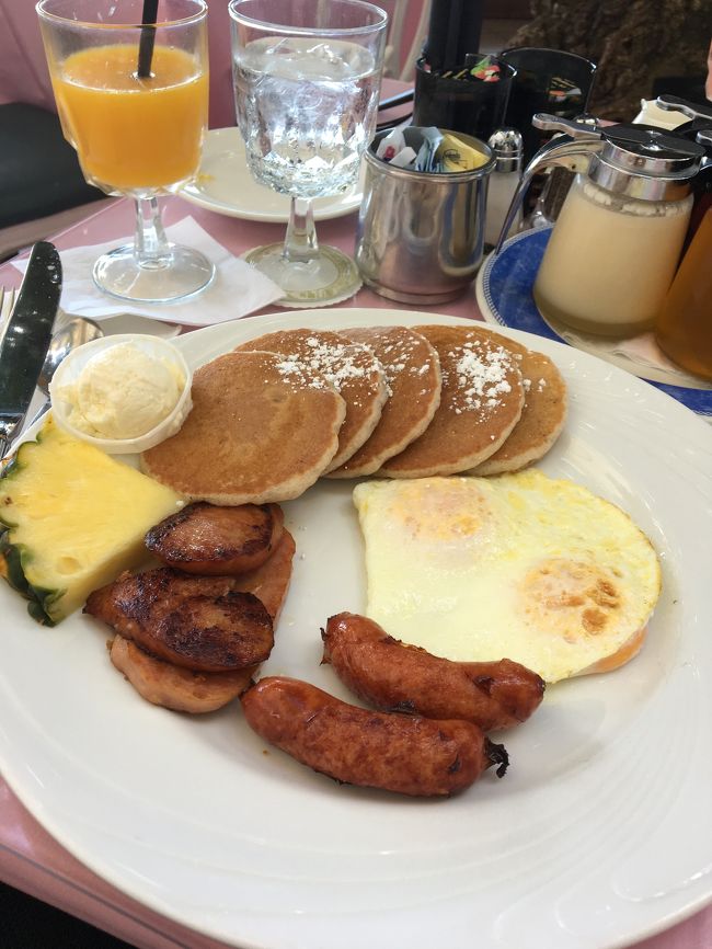 ハウツリー ラナイの名物はエッグベネディクトらしいですが、自分は普通のパンケーキと目玉焼きのセットを注文。