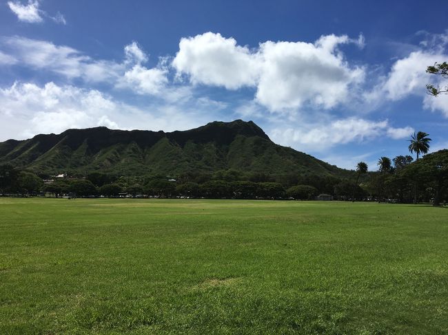 今日の朝食はハウツリー ラナイ。ホテルから歩いて15分、ダイアモンドヘッドを眺めながらの散歩です