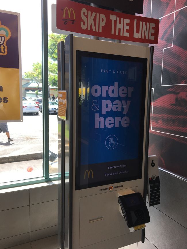 次はワイケレのアウトレットモールに。ランチでマクドナルドに入ったのですが、カウンターに並ばなくても注文できる こんなモニターが。注文するとテーブルまで持ってきてくれます