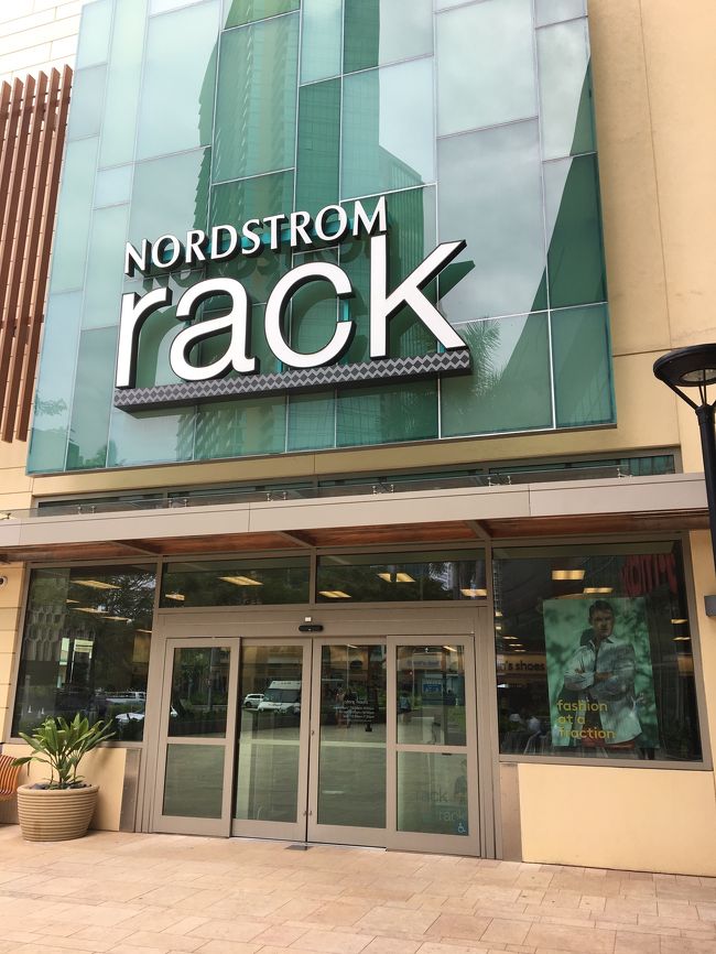 ノードストロームラックには毎回行ってます、写真はありませんが今回はドライビング シューズを購入しました。安かったです。