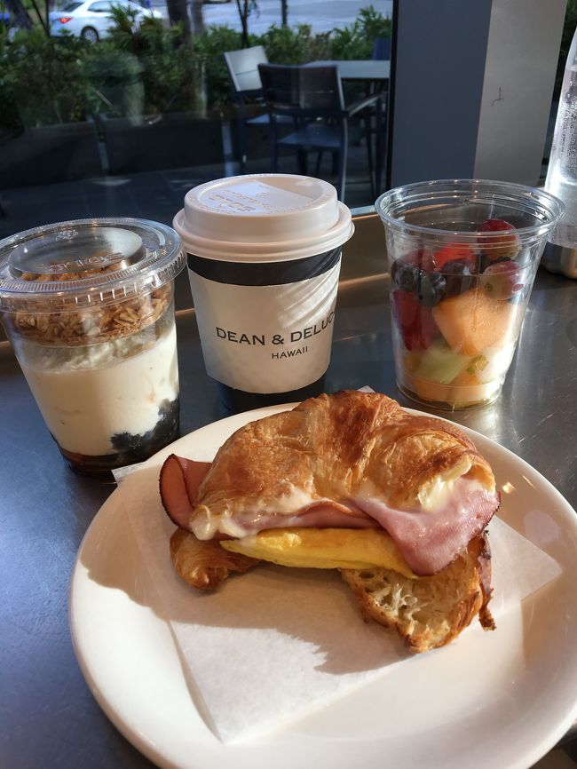 ヨーグルト、フリーツにクロワッサンとコーヒー。