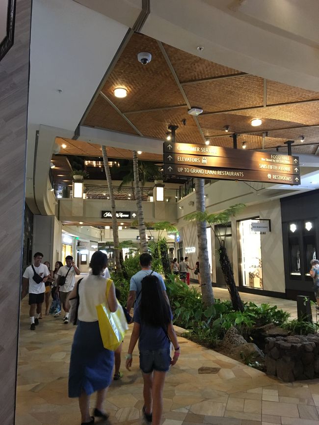 買い物を楽しんだ後、ホテルで休憩して夕食に出かけました。最近 新しくなったインターナショナル マーケット プレイスへ。