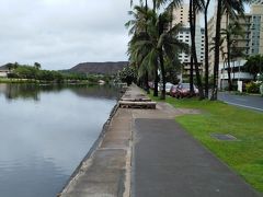 ホテル後ろのアラワイ運河からスタート。
昨日までの雨が残る道を走りました。