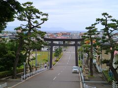 函館八幡宮を背にして、表参道
海の先には、戸井方向の山が見える。