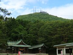 護国神社の上方には、函館山展望台