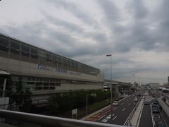 ターミナルを出てそのまま連絡橋を渡りまして、大阪モノレールの大阪空港駅に。