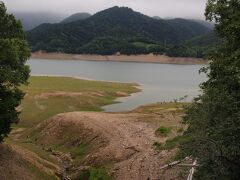 糠平湖は、昭和３０年にダム建設によって作られた人造湖だ。