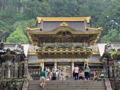 陽明門（ようめいもん）【国宝】 
日本を代表する最も美しい門で、宮中正門の名をいただいたと伝えられています。いつまで見ていても見飽きないところから「日暮の門」ともよばれ、故事逸話や子供の遊び、聖人賢人など500以上の彫刻がほどこされています。