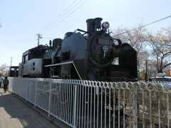 　昭和59年に廃線となった日中線の跡地の一部を遊歩道とし、約3ｋｍに渡って約1000本のしだれ桜が咲き誇ります。3ｋｍの中間点付近にはSLが展示されています。