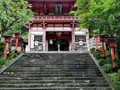 階段の先にあります仁王門で「入山料 300円」を納めます。