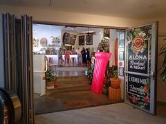 ハワイ3日目の朝ごはん。
Hawaiian Aroma Caffe Waikiki Beachcomberで軽めの朝食です。
ワイキキ・ビーチコマーホテルの2階にあります。
ちなみにお手洗いを借りるために店員さんに鍵を借りたら、持ち逃げ防止？でドデカイごりらのキーホルダーが付いてましたw