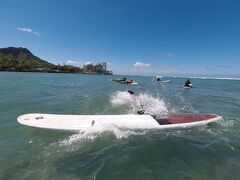 腹ごしらえの後は初めてのサーフィン体験！
Ohana Surf Projectさんにグループレッスンをお願いしました。
グループレッスンはメキシコから来た家族とスイスから来た男性と我々夫婦のインターナショナルグループ！
（写真は海に落ちたとこｗ）