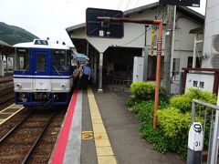 智頭駅に到着。
この写真を撮っていたら、また運ちゃん「駅の階段はそっちじゃなくて後ろの方ですよ～」
分かってます～（笑）
