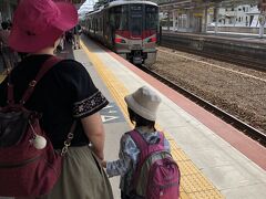 30分ほど電車に揺られて宮島口駅へ。