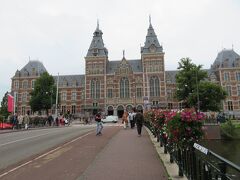 アムステルダム国立美術館。

ここに、「I amsterdam」の大きなシグネチャがあるとのことで行ってみたのですが・・・なくなっていました。