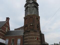 フラワーマーケットの運河の対岸には、ムント塔が建っています。

1672年にフランスがアムステルダムを侵略した際、この塔を貨幣鋳造所として利用していたことに由来した名前だそうです。

ムント＝英語のMintですね。