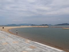 女木島の海岸は遠浅になっており、香川県民の海水浴スポットにもなっています。
水質の良さでも知られており、環境省の「快水浴場百選」に選定されているそうです。
子供の頃、子供会でよく遊びに来ていた、思い出の場所でもあります。