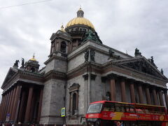 １０分ほど歩いて、聖イサアク大聖堂。ここも観光バスが多かった。
どっしりとしたロシア・クラシック様式。