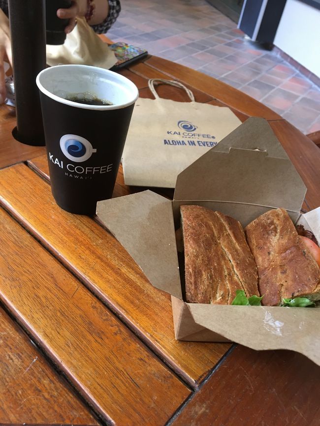 カラカウア通り沿いにある店より ここは ゆっくり出来ます、コーヒーが美味しい。