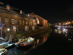 小樽運河はライトアップされています。