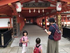 7時前の厳島神社は人も少なく、ほぼ貸切状態。
たいへん静かな空気の中、ゆっくり見ることができました。