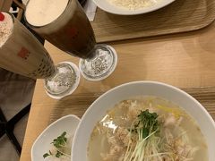 タピオカミルクティー、
と台湾ヌードルのお昼ごはん。

◆温玉豆乳チーズ涼麺￥850　
◆柚子塩鶏湯麺￥800 
+￥600で ドリンクと点心 or スイーツがセットになった平日ランチＡセットにしました。

会計時に
「MORI Building DIGITAL ART MUSEUM EPSON teamLab Borderless 割引　店内ご利用 10%OFF」
に気付き、なんだかスッゴク得した気分。（←安いオンナ、笑）