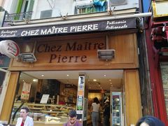 Chez Maitre Pierre/シェ メートル ピエール
ホテルの宿泊に朝食をつけていなかったので外のベーカリーショップに来ました。
朝の７時から開店しており通勤の途中で寄っていく現地のひとも多い感じでした。
