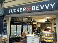 最終日、朝ごはんはTUCKER and BEVVYでサンドイッチを買いました。
本店はちょっと遠いので、ハイアット・リージェンシーの中の支店。
店員のお姉さんが可愛かったです。