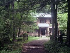 軽井沢ショー記念礼拝堂の脇を奥に進むと

ショーハウス記念館があります&#9836;

木立の向こうに見える木造建築は輝いてる様に見えますね