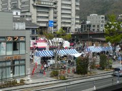 あ、甲府駅の北口。お祭りやってます。信玄公祭り。去年見たなあ。