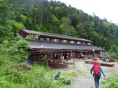 白根御池小屋。無料で南アルプスの天然水を補給できました。