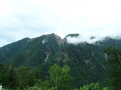 北沢峠から南アルプス林道バスで仙流荘へ。
車窓から鋸岳が見えました。