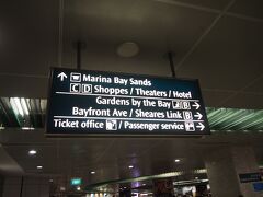 ベイフロント駅に到着しましたが、観光スポットと その出口が明記されているので分かりやすかったです。
