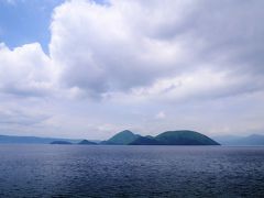 洞爺湖。

雲はちょっと多いんですが爽やかな風、ここは北海道らしさ満点です。

大島、弁天島、饅頭島です。観音島・・だれが名付け親？
