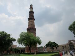 １２０６年にインド最初のイスラム王朝を興したクトゥブ・アッディーン・アイバクによって建てられました。