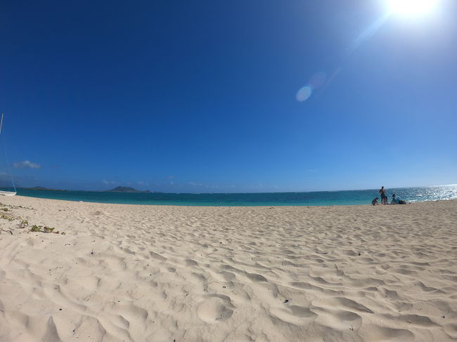 ワイキキに比べると観光客は少ないです、綺麗な砂浜が広がっています。