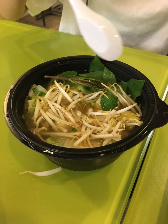 ランチはロイヤルハワイアン センターのフォー ファクトリーでフォーを食べました、熱々。