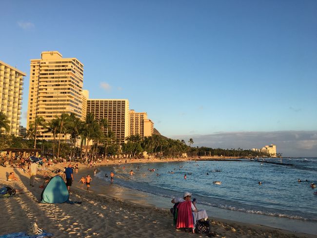 夕陽を眺めながらワイキキビーチを歩いてホテルまで帰ります、綺麗な風景です。