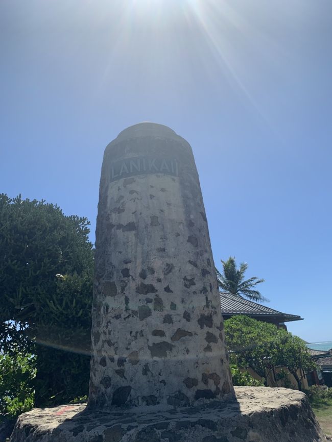 カイルアビーチの駐車場に車を止めてラニカイビーチまで徒歩で約15分でした。ビーチまでは坂を登ってから下ります。坂の上に こんなモニュメントがありました。