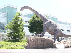 スタートはJR福井駅。新幹線対応駅として改装が続く。西口駅前は再開発も進み恐竜が闊歩する姿はすでにおなじみの光景。