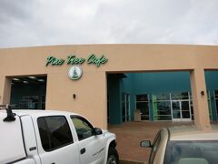 外食編①　パイン ツリー カフェ(Pine Tree Cafe)
コナ空港から19号線に出てすぐに見えるプレートランチのお店