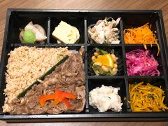 晩ごはんは東京駅エキュートの「えさきのおべんとう」で買った懐石弁当
塩分控えめで砂糖代わりに羅漢果使ってたりこんにゃく米混合のご飯だったり
体には良いだろうけどあまり味には期待してなかったんだけど
食べてびっくりこれ美味しい！
