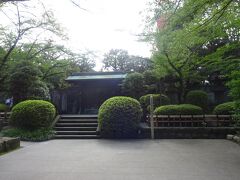 徳川将軍墓所（鋳抜門）（旧国宝）（六代将軍家宣の宝塔前「中門」にあった門で左右の戸に５個ずつの葵紋を配し、両脇に登り龍と下り龍がある青銅製の門です。